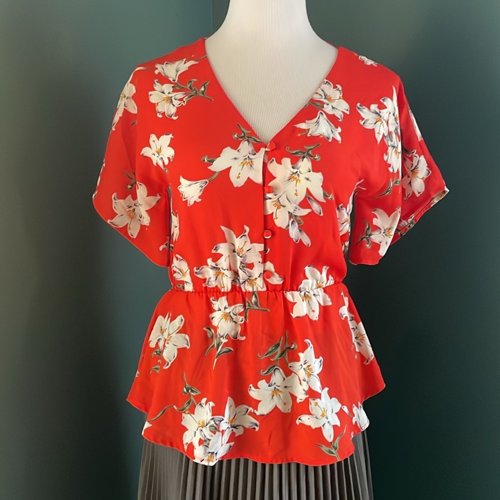 White Lilly on red S ienna Sky Red Floral Top XS peplum cut